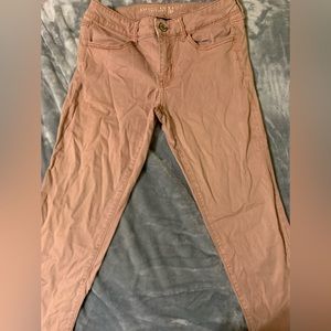 peachy colored American eagle jeans !!